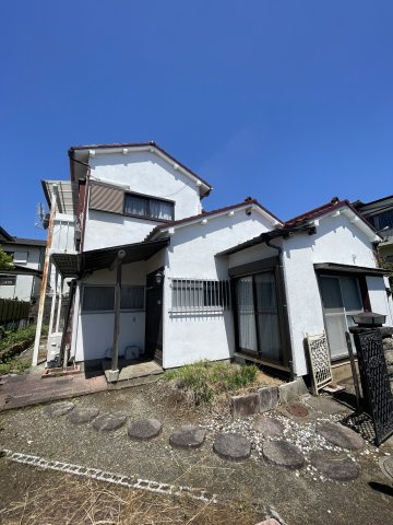 南東向き。白を基調とした2階建の住宅です
