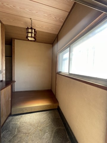 横長の窓を設け、自然光を取り込む設計です