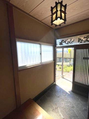 正面の引き戸と左側の窓から採光。和の趣を感じる玄関空間です