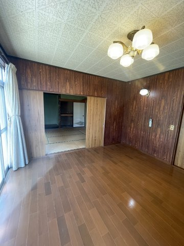 隣接する和室と建具で仕切られた設計。用途に合わせた利用が可能