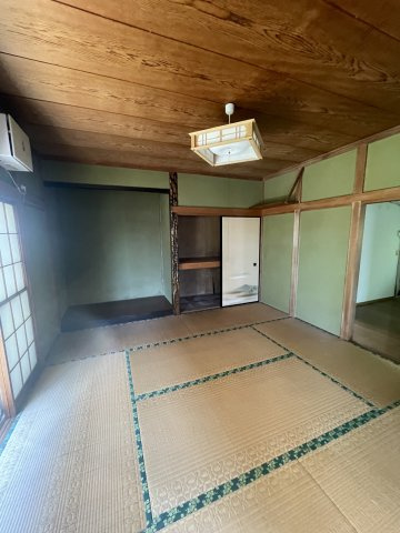 奥側に床の間と板の間、収納を配置しています
