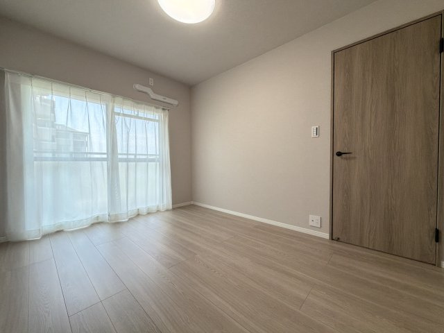 【リノベーション仕様】バルコニーに面した洋室はとても明るく、お子さんのお部屋にピッタリです。
