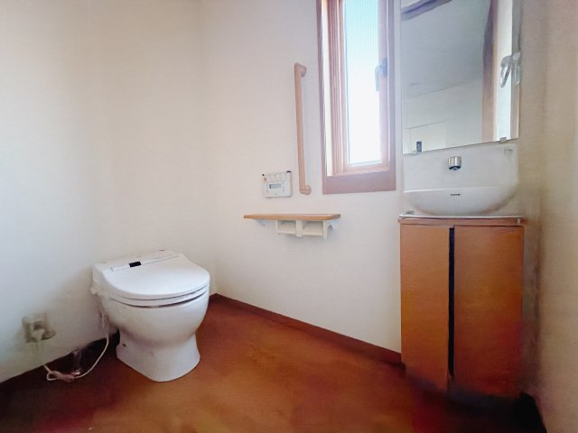 ■トイレ｜窓付きのトイレになっています♪