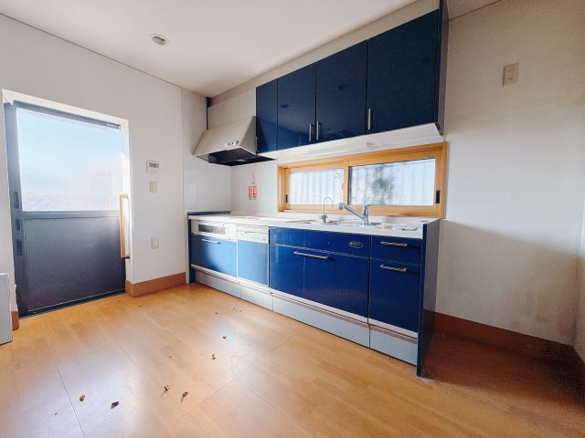 ■キッチン｜ワークトップ下には、圧力鍋やパスタ鍋などのかさばる調理器具もラクラク収納可能なスライド収納！ものが溢れがちなキッチン回りもスッキリきれいに管理ができます♪