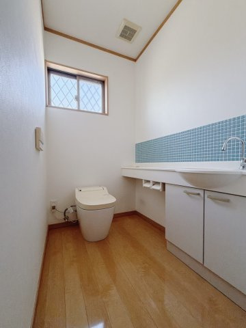 ■トイレ｜1階と2階にトイレがございます♪壁には小物を置けるスペースがあるのでトイレットペーパーのストックを置いておくのにも便利です♪写真などを飾ってもおしゃれですね♪