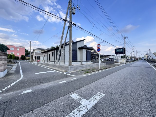現地写真　南西側接道幅員約9ｍ　北西側接道幅員約5ｍ
