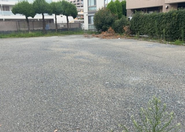 家を建てる場合、方位は要チェックです。現実的に日当たりのよい家ならばリビングは南側、建築基準法でも北側に当たる家への配慮は求められています。土地を見学に行く際は、方位磁針を持って行くようにしましょう。