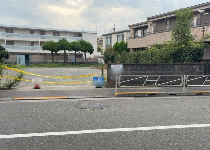 土地購入を検討されている場合、境界杭がない状態で購入してしまうと境界確定測量をする必要があり、費用がかかります。購入の前に、売主、隣土地所有者立ち合いのもと境界を確定し境界杭を設置するのがベストです。