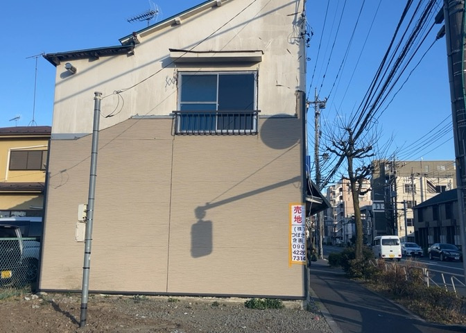 家を建てる場合、方位は要チェックです。現実的に日当たりのよい家ならばリビングは南側、建築基準法でも北側に当たる家への配慮は求められています。土地を見学に行く際は、方位磁針を持って行くようにしましょう。