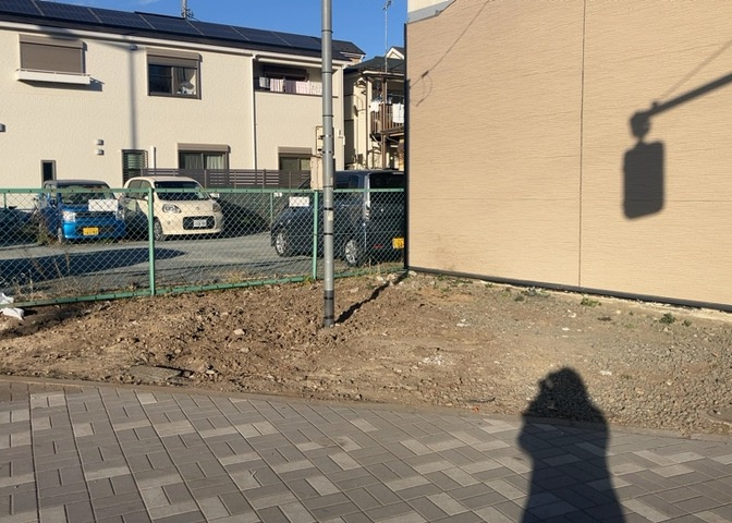 土地の前の道路に消火栓が設置されていることがあります。この場合、道路交通法第45条第1項により、駐車禁止の場所が指定されています。そのため、車庫などの駐車スペースをつくることができない場合があります。