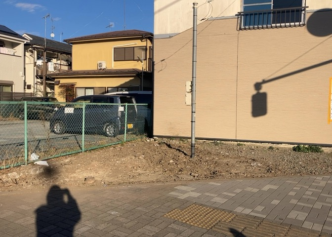 現地に行くなら、物件の周囲の地形がどうなっているかを見ることも大切です。周辺より低くなっている土地では、大雨などで水が集まりやすいため、地盤が弱くなっているということも考えられるため、注意が必要です。