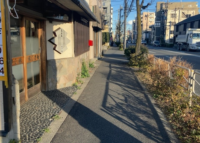 土地購入を検討されている場合、境界杭がない状態で購入してしまうと境界確定測量をする必要があり、費用がかかります。購入の前に、売主、隣土地所有者立ち合いのもと境界を確定し境界杭を設置するのがベストです。