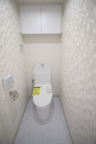 トイレには温水洗浄便座付き！上部には吊戸棚が設置されています