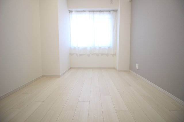 もう1つのお部屋は5帖の洋室です。どのお部屋もアクセントクロスが目を惹きます