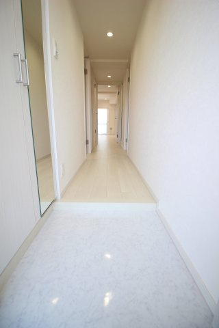 段差がほぼなく楽に出入りができる玄関
