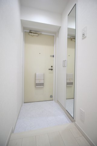 姿見付きのシューズボックスが設置されています。お出かけ前の身だしなみチェックに便利です