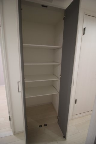 廊下にも物入をご用意。お好みの幅に動かせる可動棚です