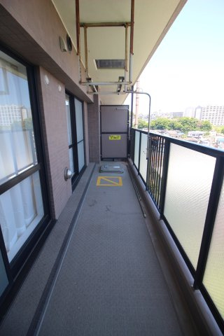 南東向きのバルコニー。2部屋にまたがるワイドサイズ