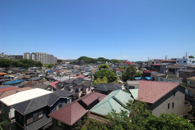 前に建物はなく、気持ちの良い見晴らしを楽しめます