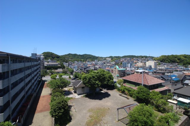 共用廊下側も開放感いっぱい！緑も見えて心が和みますね