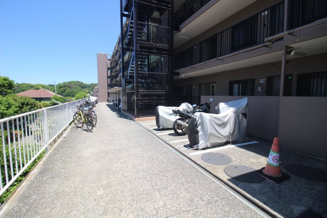 バイク置場や駐輪場も整備済。空き状況はご確認ください