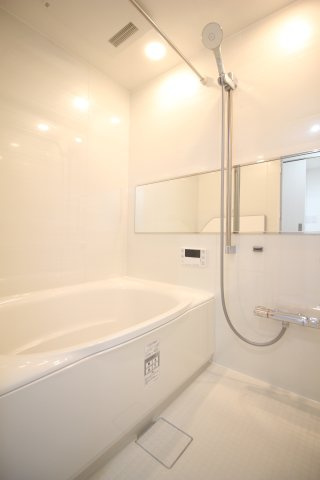 丸ごと交換されたお風呂には浴室乾燥機が付いています。カビ対策にも役立ちますね