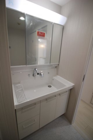 ワイドサイズで使いやすい洗面化粧台。便利なハンドシャワー付きで、三面鏡の裏も収納になっています