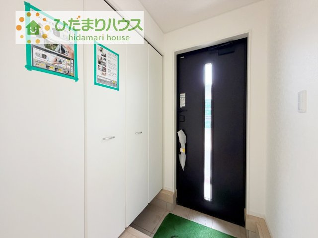 毎日「行ってきます」「ただいま」をいう玄関は明るく光が差し込みます♪