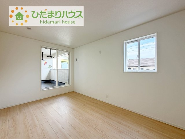 広めの主寝室は、ベッドの他にもパソコンデスクやドレッサーなども置けちゃいます(*^-^*)