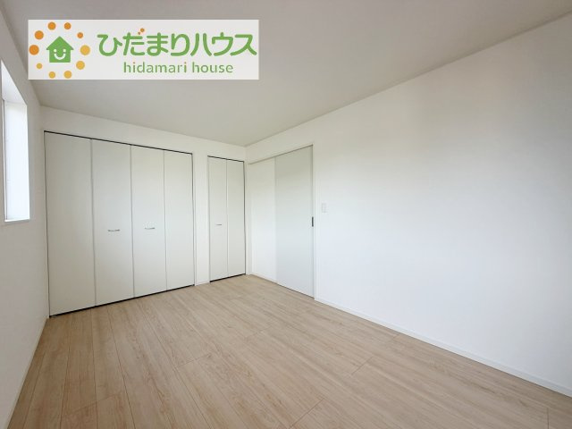 大きなベッドを置いても余裕の広さの主寝室♪