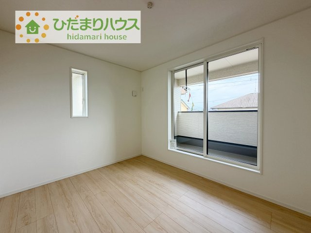 バルコニーに面している居室なので、自然と光が差し込みます♪