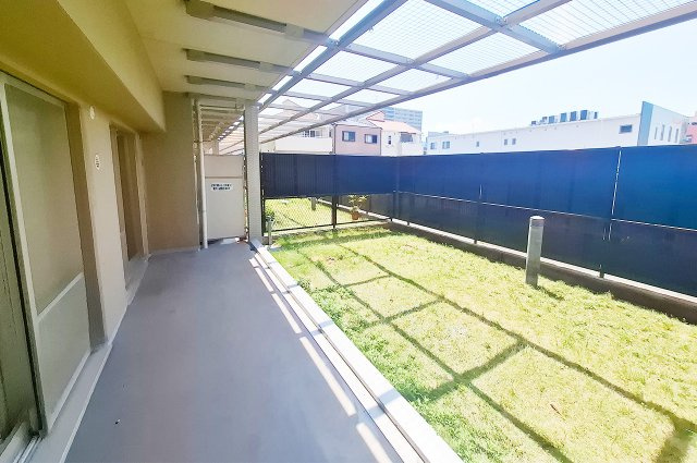 南側テラス：専用庭に面し、屋外空間を身近に使えます。南側で日当り良好。