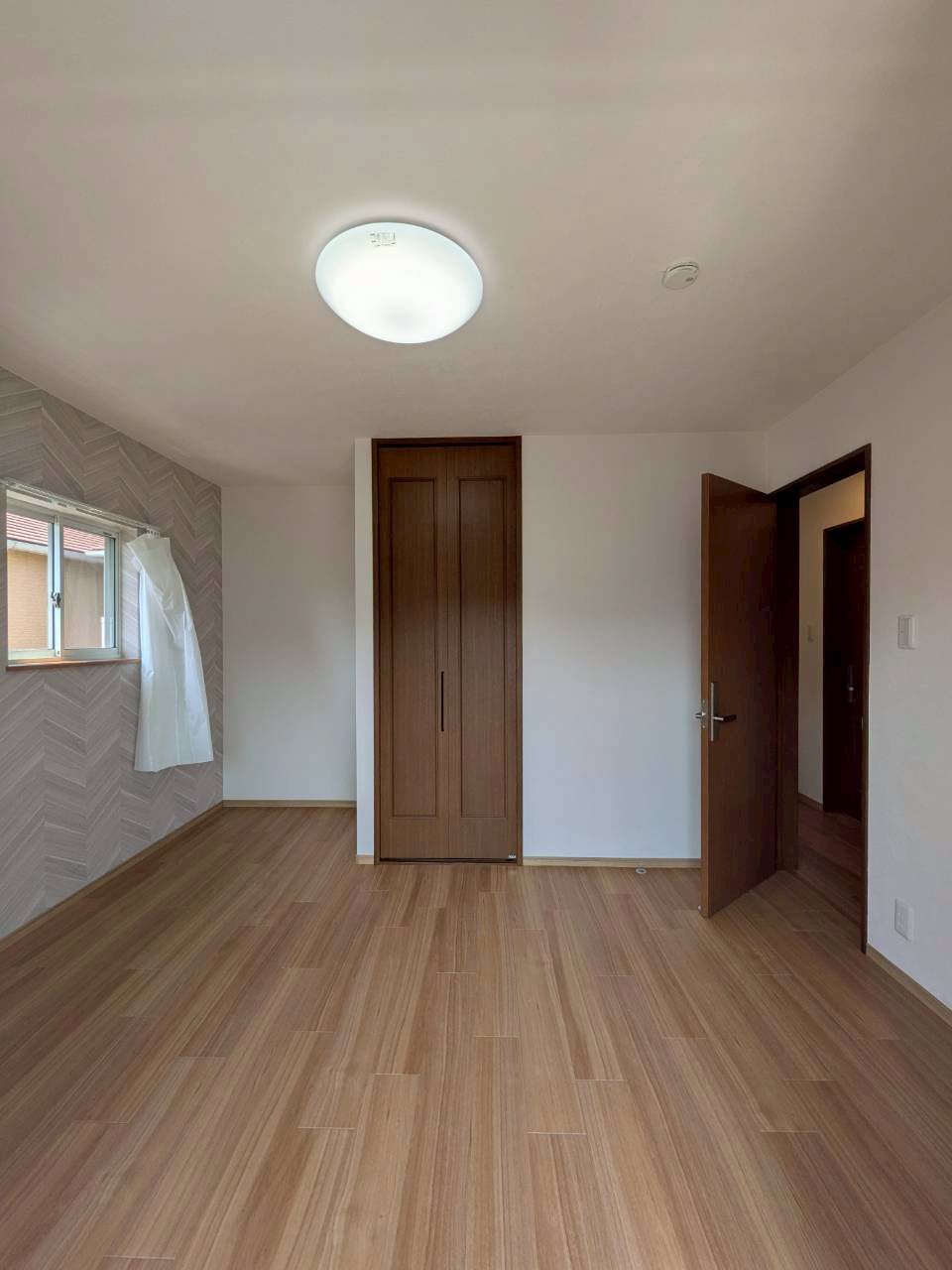 2洋室約6.0帖の洋室はフローリング、クロス新調しています♪