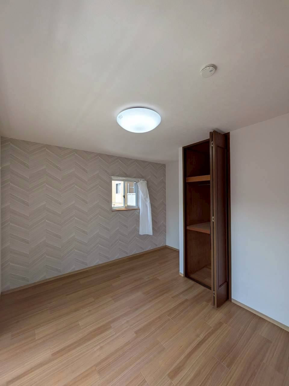 こちら2階の洋室はアクセントクロスのあるおしゃれな洋室です