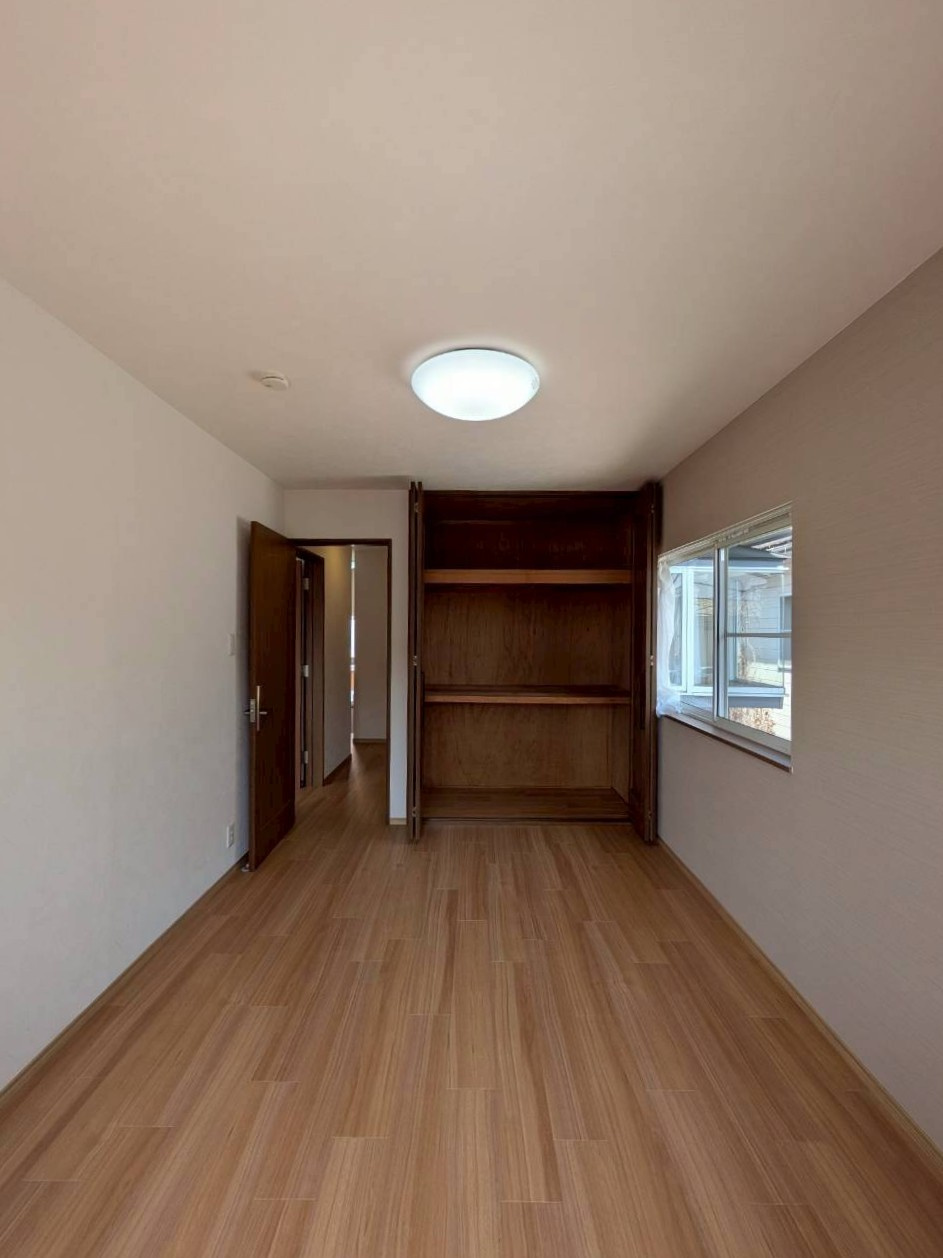 2洋室約6.0帖の洋室はフローリング、クロス新調しています♪