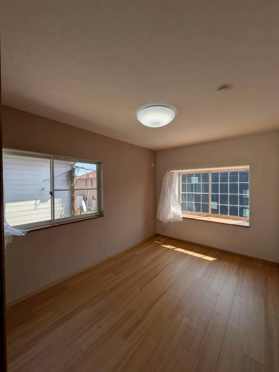 2洋室約6.0帖の洋室はフローリング、クロス新調しています♪