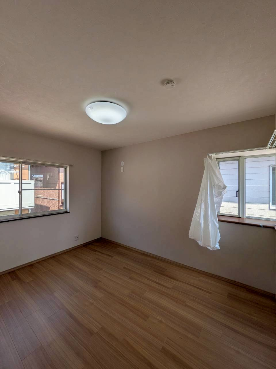2洋室約6.0帖の洋室はフローリング、クロス新調しています♪