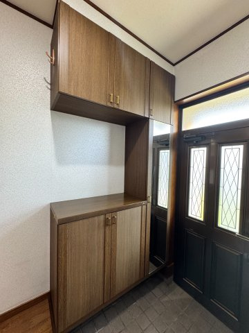 ご家族やゲストをいつもすっきりと心地よく迎え入れてくれる、明るく清潔感あふれる玄関スペースです。豊富な収納が備わり、散らかりがちな靴や小物をスマートに片付けて美しい空間をいつでもキープできます。