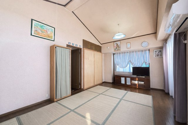 広々とした洋室は、開放感のある落ち着いた空間。大きな窓から採光もあり、明るさも確保されています。多目的に使えるゆとりある広さが魅力。収納スペースも豊富に備えられており、使い勝手の良い空間です。