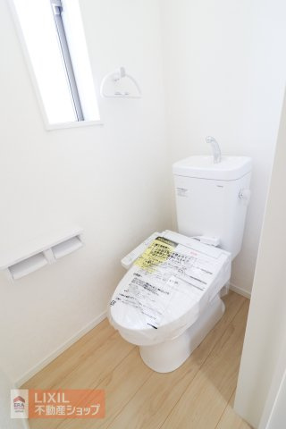 【トイレ】現地完成写真。温水洗浄暖房便座付き。小窓がついており採光と換気ができるようになっています。2階にもトイレがございます。