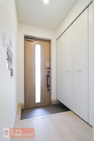 【玄関】ゆったりと明るい玄関がご家族や来客をお出迎え。収納もたっぷりついており、ご家族の靴の収納にも困りません。