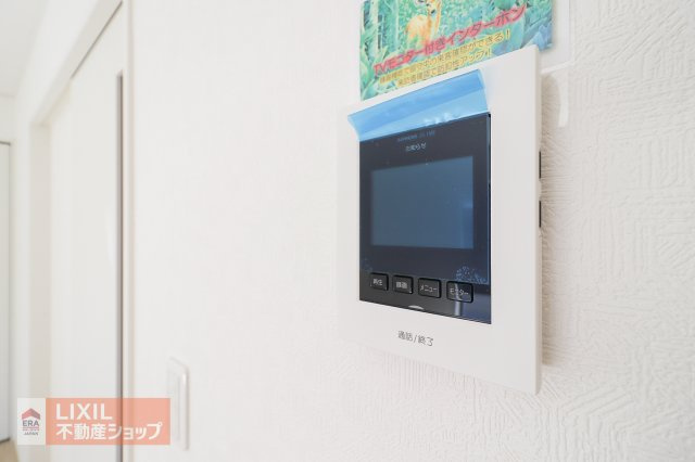 【TVモニター付インターホン】来客の顔が分かるTVモニター付ドアホン。不在時には、カラー録画もしてくれるのでセキュリティも安心です！しっかりと声も聞こえますので2重で安心ですね。