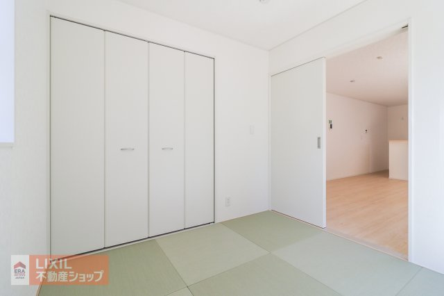 【和室】現地完成写真。ゆったりくつろぎスペース。お子様の遊び場としても重宝しますね♪収納も付いておりお布団やおもちゃをしまっておけます。
