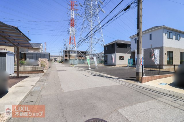 【前面道路】現地完成写真。前面道路は道の広さも十分確保されており駐車も楽々です。