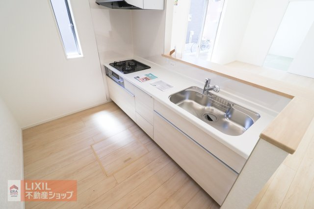 【その他設備】高級感のある広めのシンク。3口のガスコンロとグリル付。浄水カートリッジタイプの水栓はシャワーヘッドが伸びるのでお掃除もラクラク。