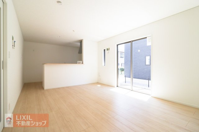 【リビングダイニング】家族団らんの空間は大きい窓で明るく風通しの良い快適な空間となっています。