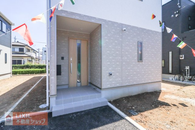 【玄関エントランス】ゆったりとした玄関。奥行きのあるポーチで雨の日も余裕をもって開け閉めできて安心です。