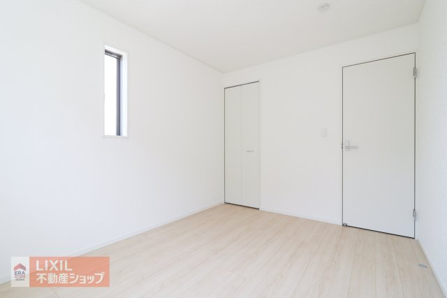 【寝室】2階の寝室。南向きで明るいお部屋となっていおります。ダブルベッドも置けるのでご夫婦の寝室にピッタリです。