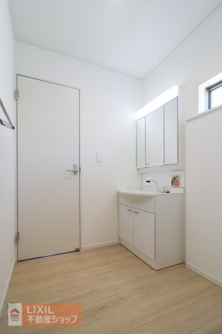 【脱衣所】現地完成写真。洗面脱衣所はゆったりとしたスペースで使いやすく、光取り、換気用の小窓が付いています。