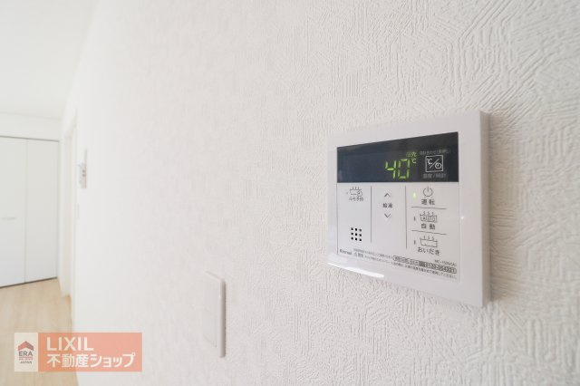 【温水設備】現地完成写真。シンプルなデザインにすることで操作もわかりやすい給湯スイッチ付きで温度調整もラクラクです。